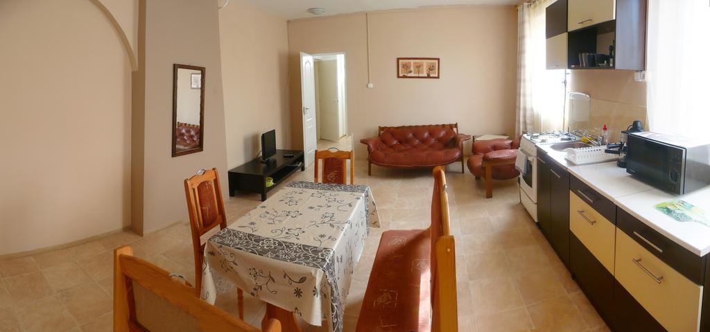 Orchidea Apartman Tata Rum bild