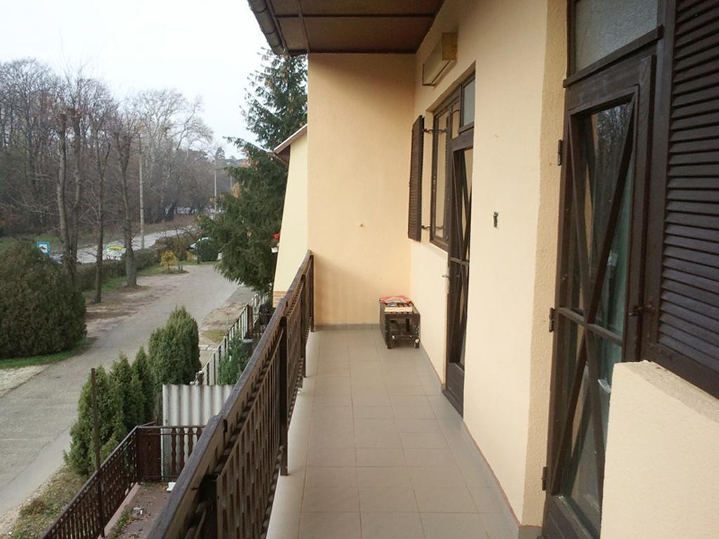 Orchidea Apartman Tata Rum bild